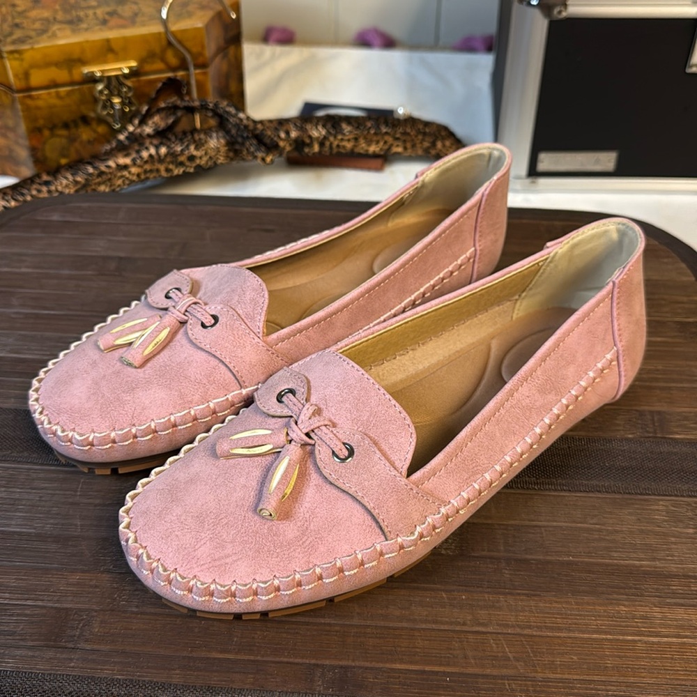 Rose slip ons!! NWOB Never worn. Size 8
Trendy house slippers - Picture 1 of 9